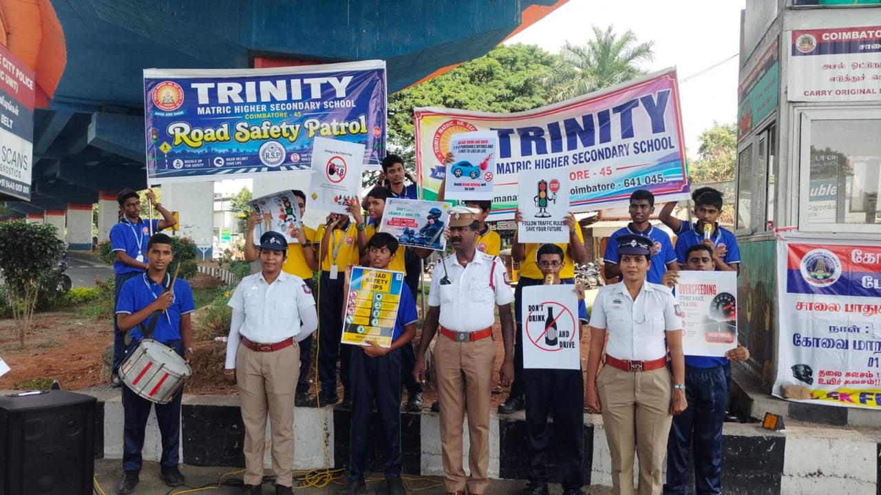 Students call on Road safety awareness for public at Sungam bypass road. 